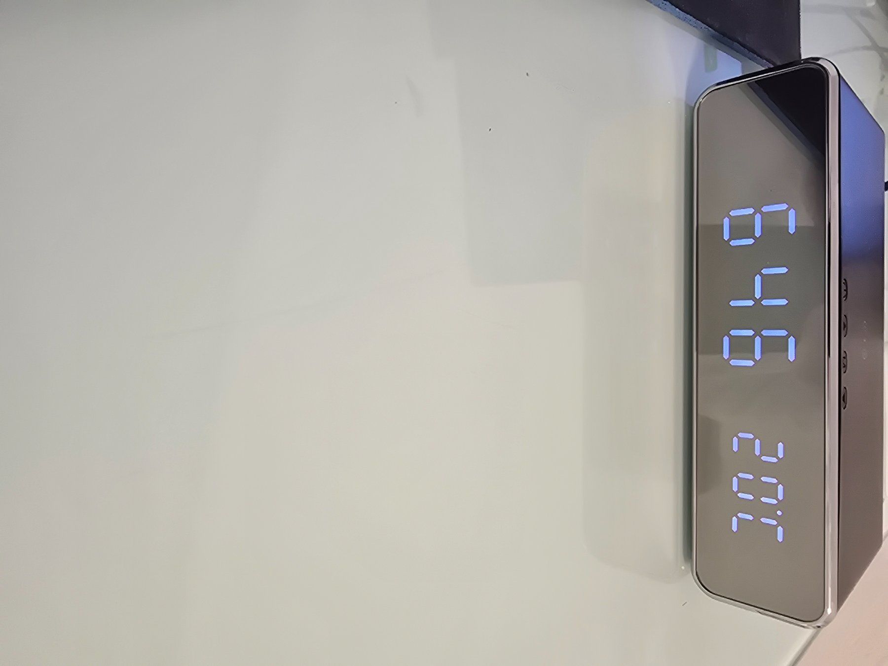 Sveglie: Led wecker mit Wireless Ladestation – Usato da Winterthur venduto da Bole.sd 5