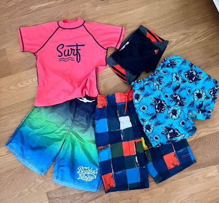 4 Badeshorts und 1 UV-Shirt Grösse 134/140