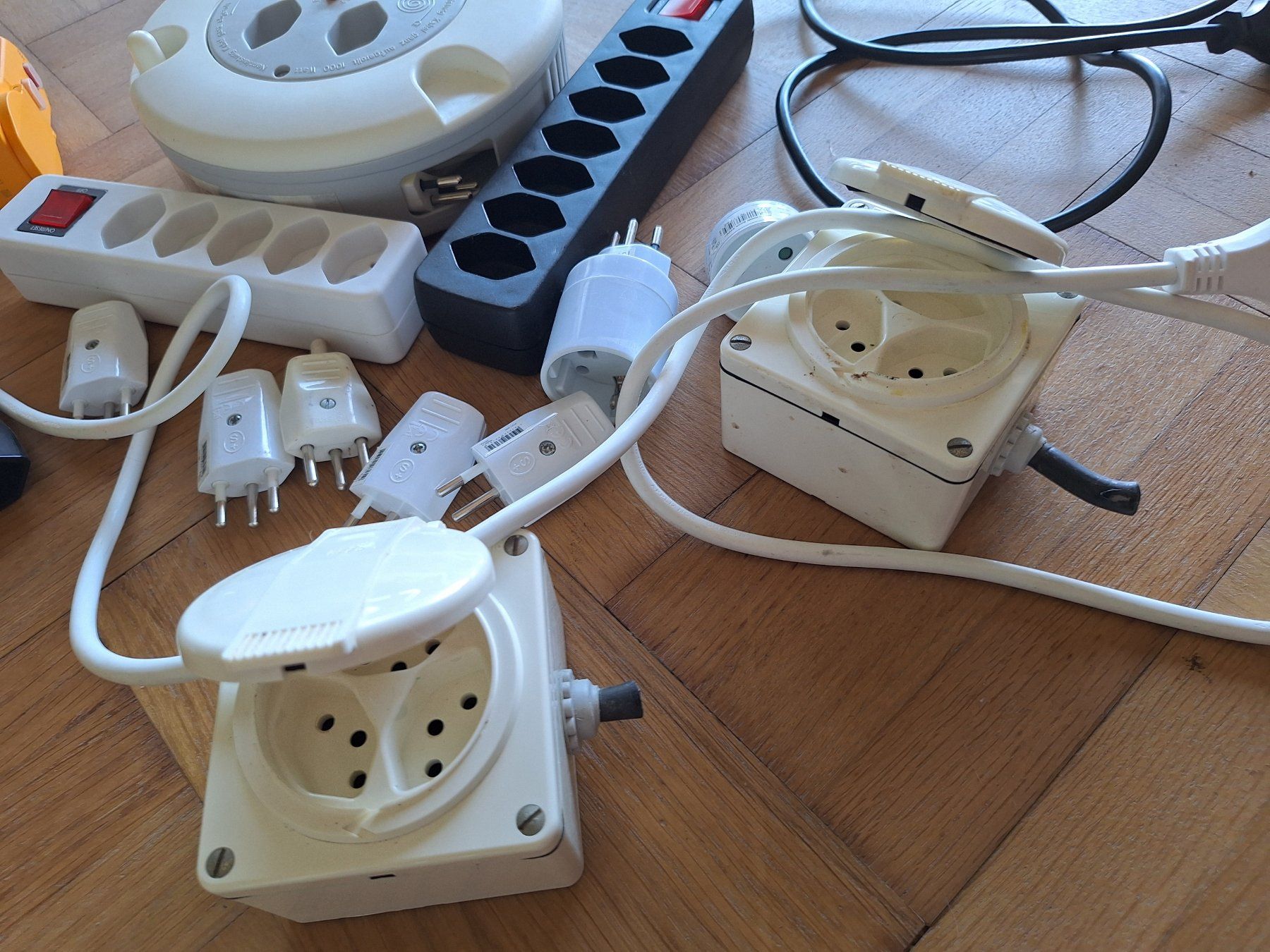 Stecker: Lot de prises suisse – Gebraucht aus Chêne-Bougeries von xchrysalide 1