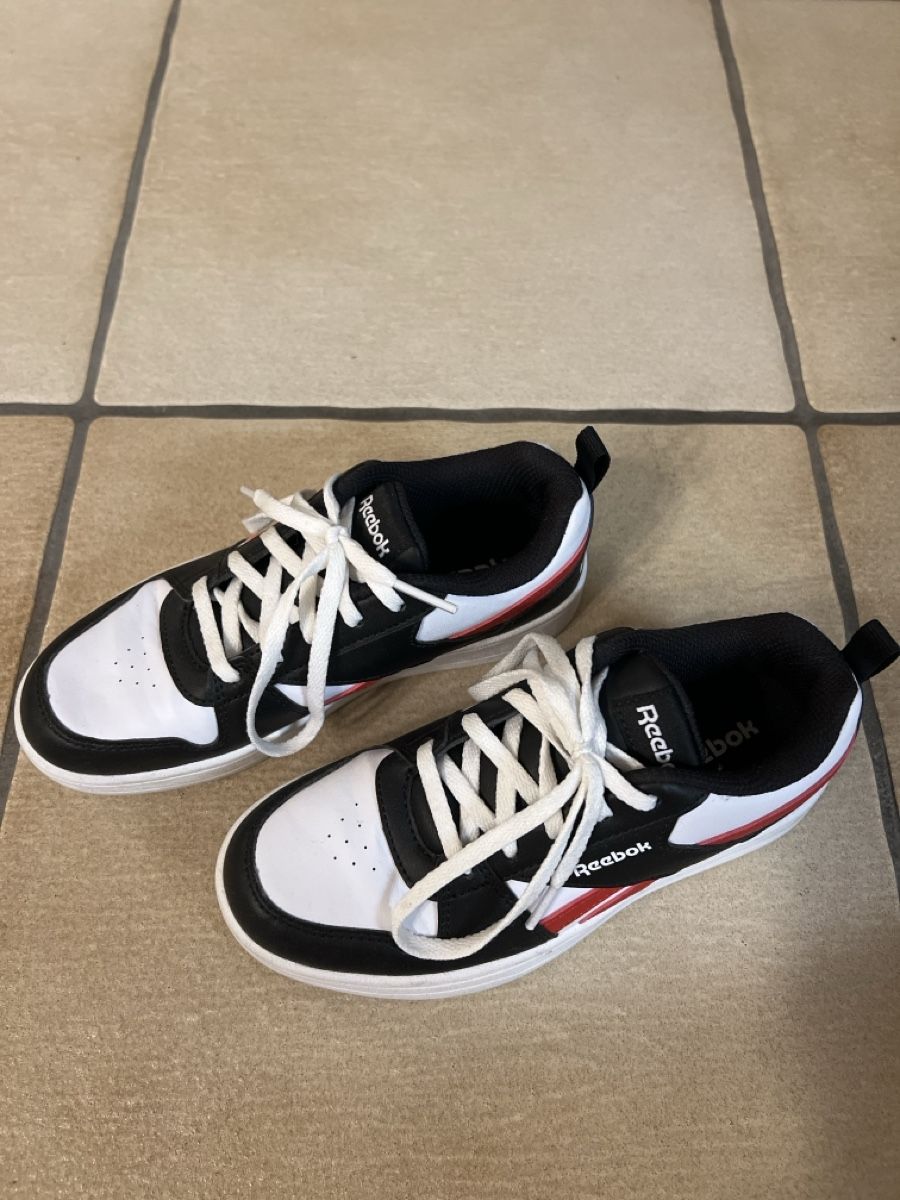 Reebok Scarpe per ragazzi: Kinder Reebok shoes 31,5 – Nuovo (secondo la descrizione) da Bachenbülach venduto da Dana_Ondrasik 2