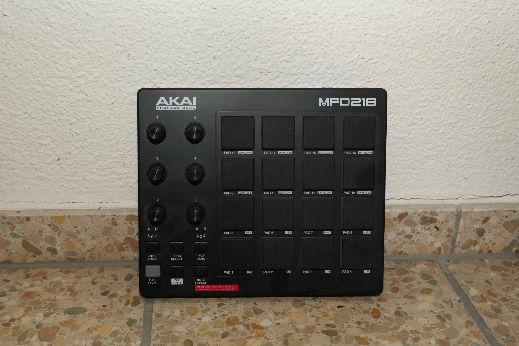 Sistema di controllo: AKAI Professional MPD218 – MIDI Pad Controller / Beatmaker – Usato da Obernau venduto da rima07