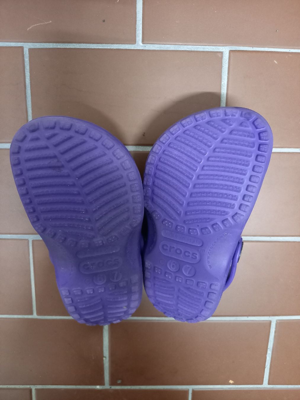 Crocs Scarpe per ragazzi: Crocs C6/7 (Gr. 22-24) violett – Usato da Zürich venduto da HansBald 3
