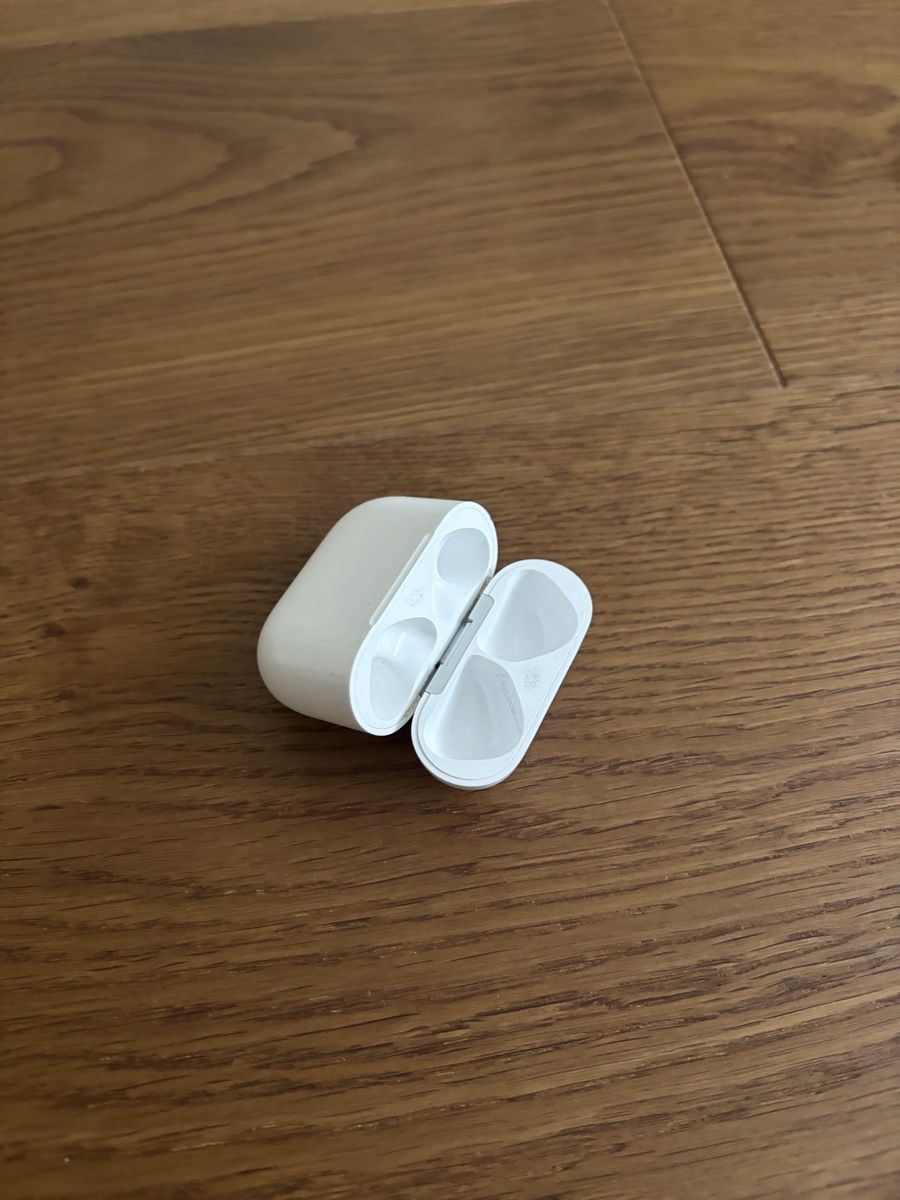 Apple Cuffie: Apple AirPods Pro mit Ladecase 1. gen – Usato da Thalwil venduto da Counterdude 1