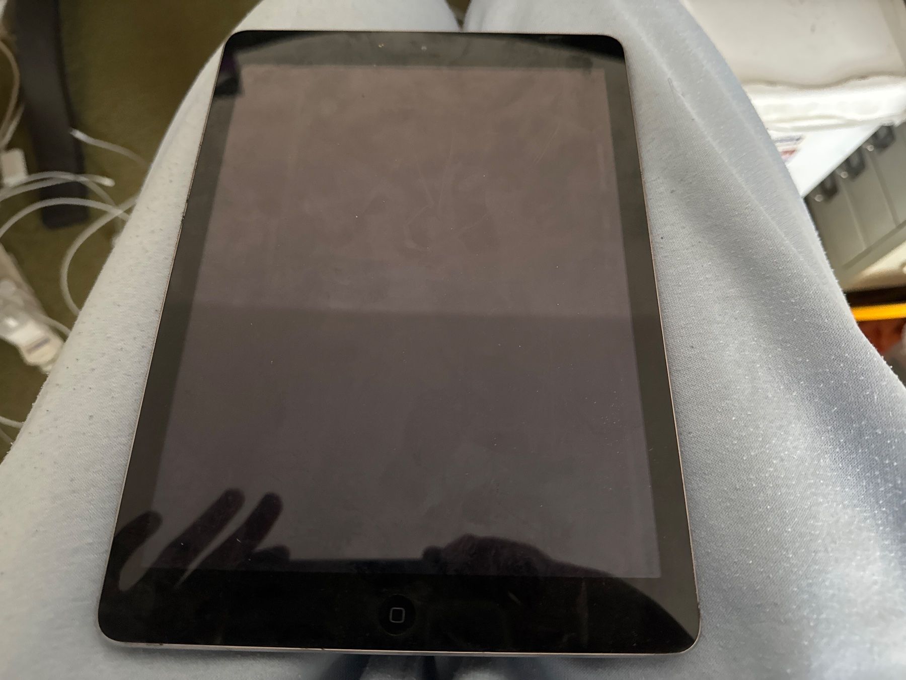 Apple Tablet PC: Ipad Air -A1474- icloude / Display top – Difettoso da Olten venduto da HoYa01 1