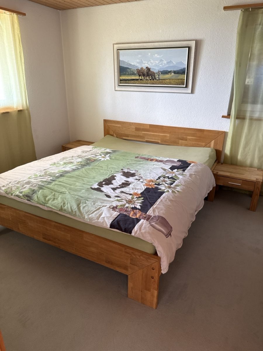 Betten: Doppelbett Eiche massiv mit zwei Nachttischen – Gebraucht aus Bern von 31_Lehmann_10