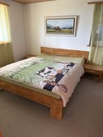 Doppelbett Eiche massiv mit zwei Nachttischen