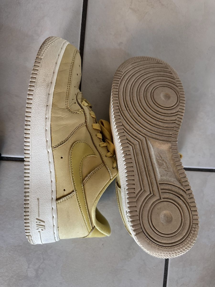 Nike Scarpe da donna: Nike Air Force 1 Damen  gelb 38.5  – Usato da Uetliburg SG venduto da Luckyeightone 1