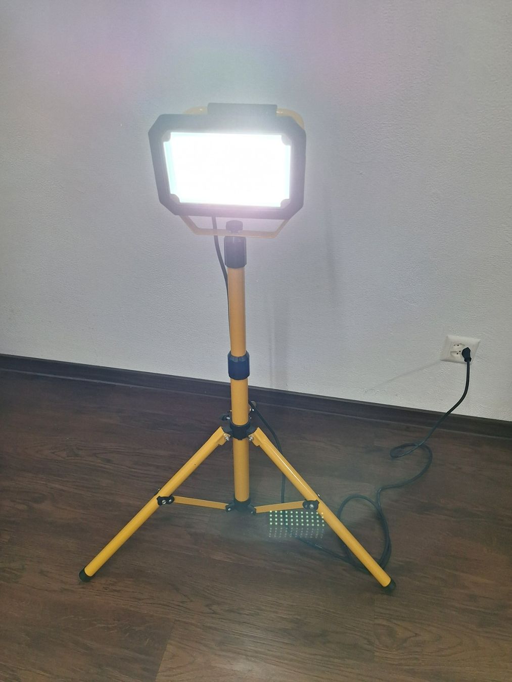 Lampes: LED Baustrahler – D'occasion à Lohn-Ammannsegg par Beo71 1