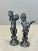 2 schwere Zinnfiguren / Putten mit Musikinstrumenten, Peltro
