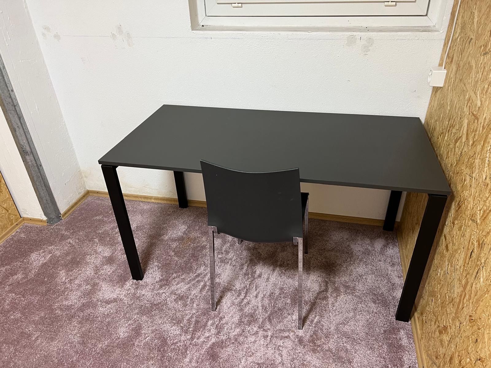 Livique Bureaux: Desk in Excellent Condition – D'occasion à Vuadens par Fertig-Los