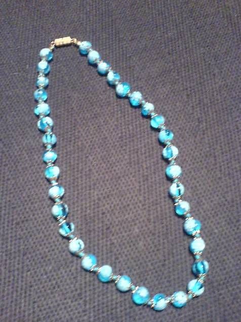 Catenine: Collana in perle di vetro azzurro – Usato da Giornico venduto da gal_mnh9