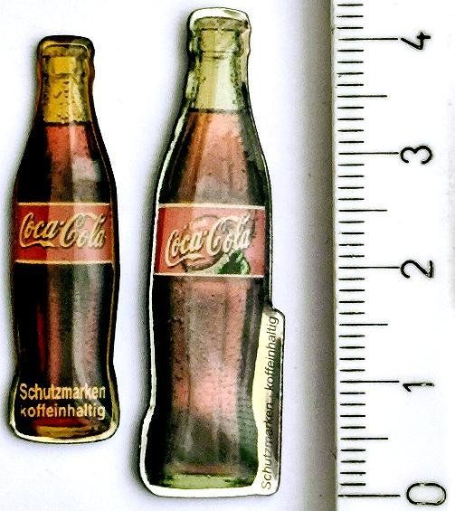 Coca-Cola Plaketten & Abzeichen: 2  Coca-Cola Flaschen Pins – Gebraucht aus Pfäffikon ZH von Colacity