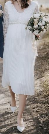 Umstandsbrautkleid mit Spitzenoberteil, 3/4 Ärmel & Plissees