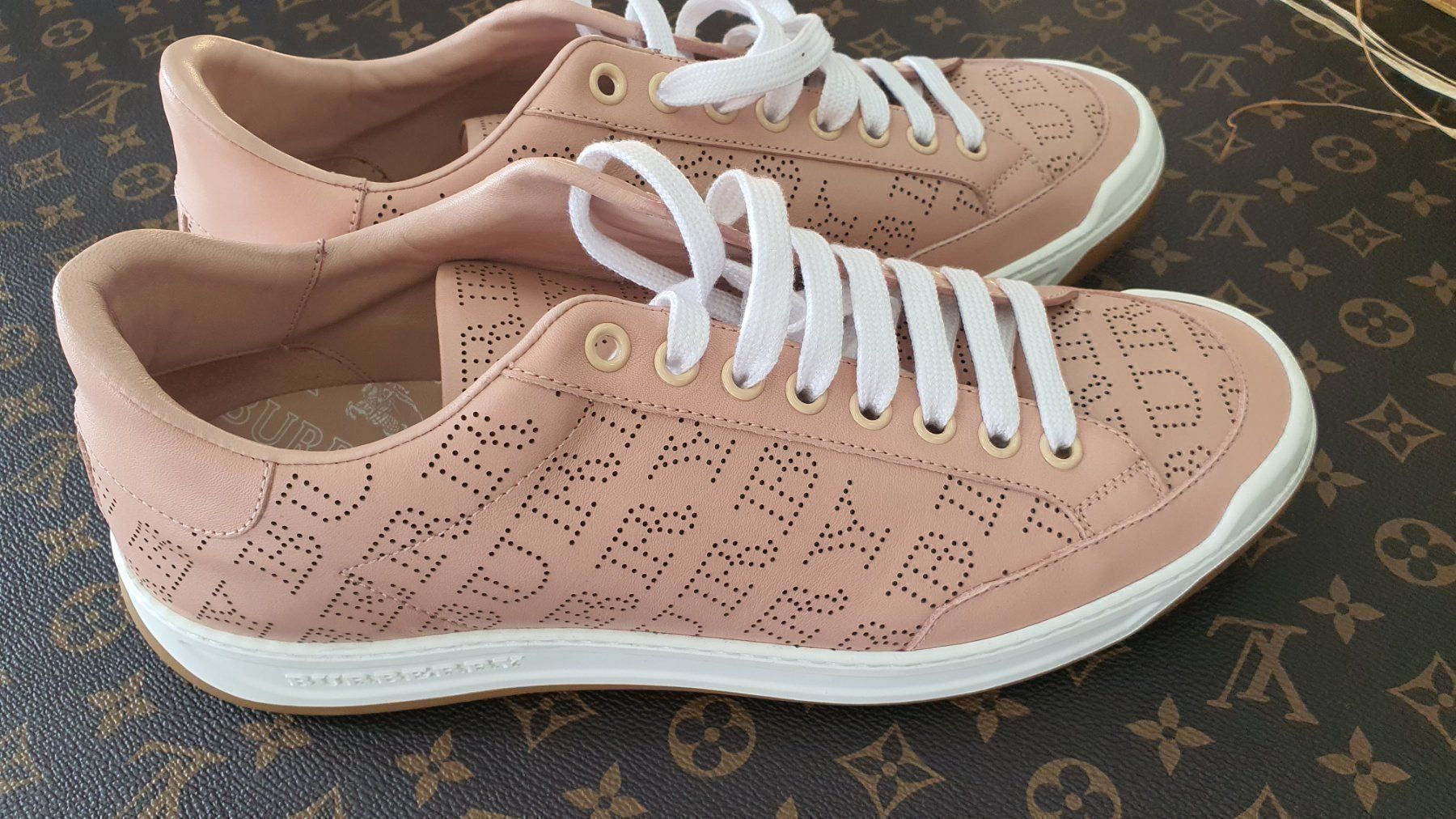 Burberry Scarpe da donna: Burberry Schuhe – Nuovo e nell'imballaggio originale da Lachen SZ venduto da HelvetiaLuxury