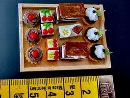 Patisseries auf Tablett f/Puppenstuben. Handarb./GB. NP 28.0