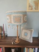 Lampe abat jout encrochet et son coussin assorti