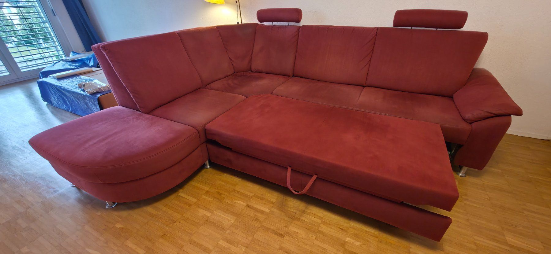 Divani: Premium-Sofa, bordeauxrot, abholbar ab 23.8. – Usato da Brüttisellen venduto da hieronymus02 1