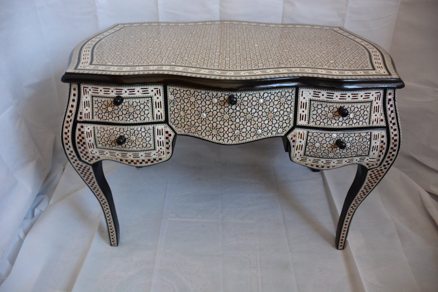 Scrivanie: Bureau nacrée  de style Louis XV. – Usato da geneve venduto da louisart