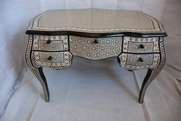 Bureau nacrée  de style Louis XV.