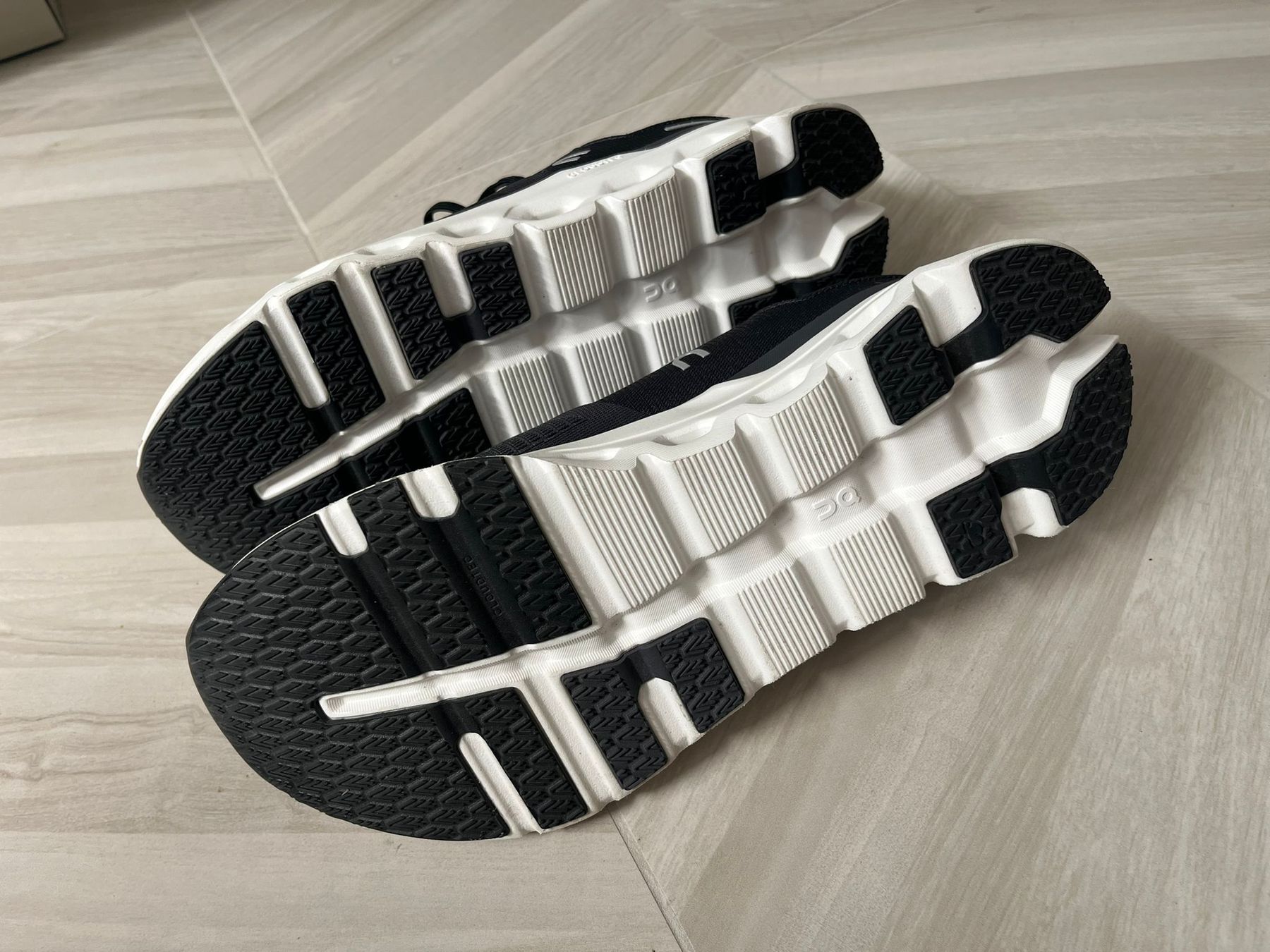 On Scarpe da uomo: Chaussures de course On CloudRunner 2 noires, T.45 – Nuovo (secondo la descrizione) da Le Mont-sur-Lausanne venduto da nitanium 2