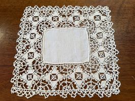 Deckchen handgearbeitet Spitze weiss gebraucht Zustand