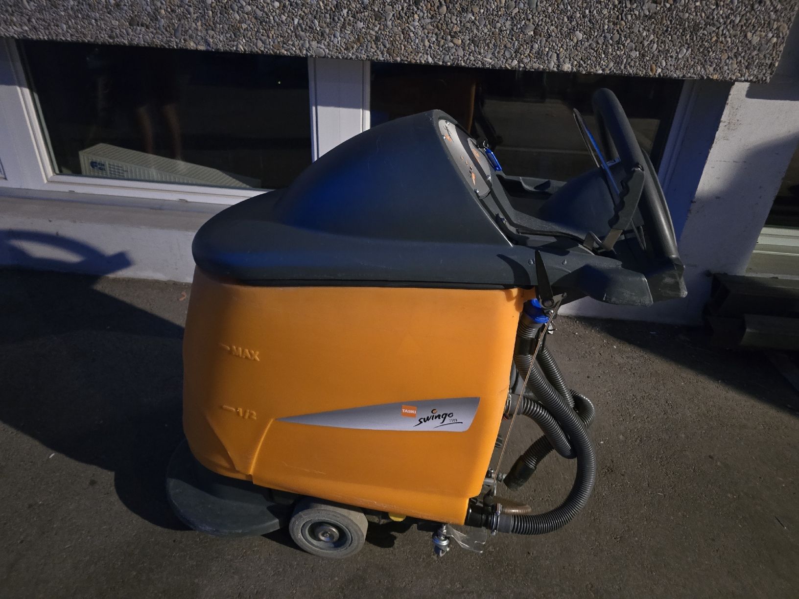 Toutes les machines: Taski 750B Scheuersaugmaschine defekte Batterie – Défectueux à Oberengstringen par Flore.76