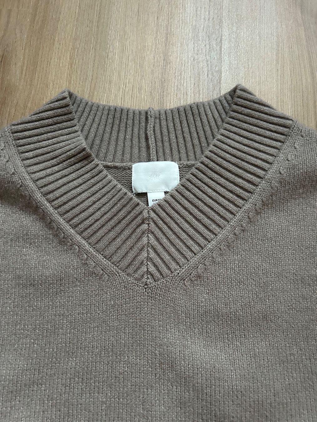 Maglioni & Felpe: Pull en laine gris/beige col en V à la mode – Nuovo (secondo la descrizione) da Delémont venduto da elena_neuhaus 1