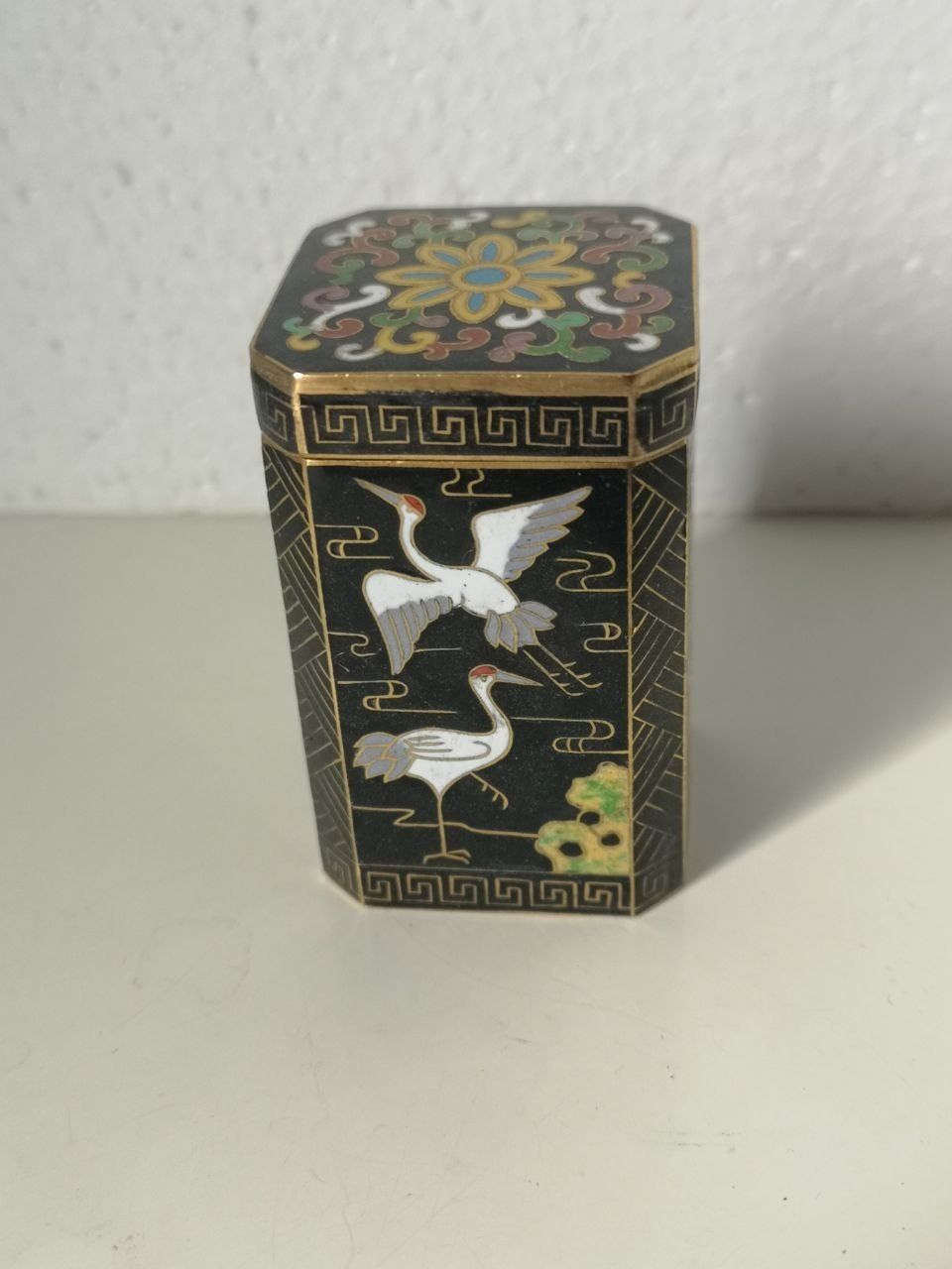 Tutte le decorazioni: Chinesische Cloisonné-Emailledose. – Usato da Bern venduto da Yunkom 2