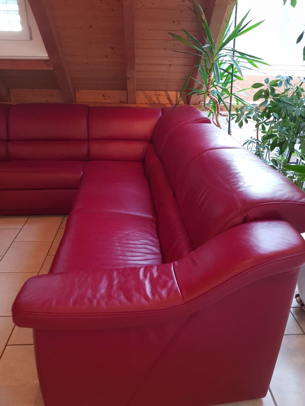 Sofas: Hochwertiges dunkelrotes Leder Ecksofa, verstellbare Teile – Gebraucht aus Turbenthal von viw_48fr 4