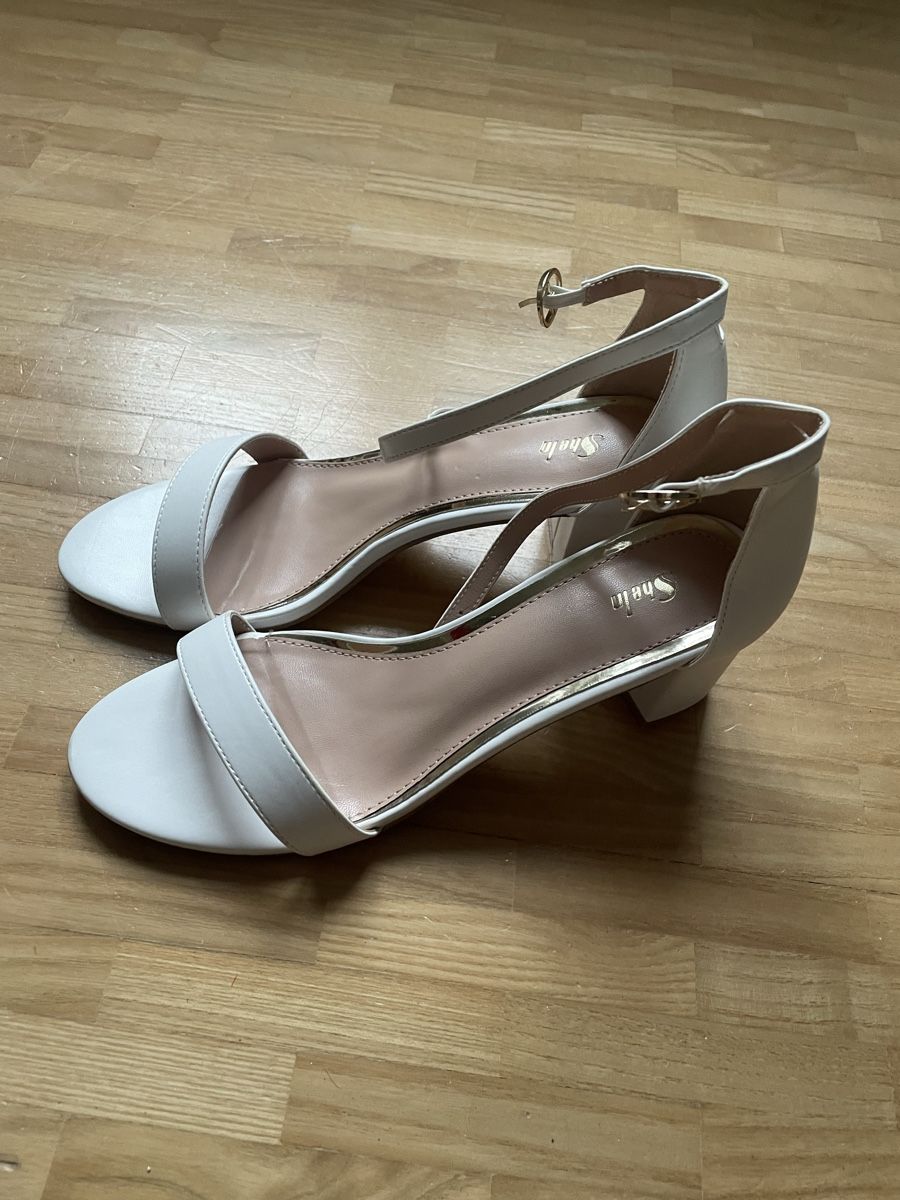 Scarpe da donna: Weisse Sandalen mit Absatz – Usato da Seuzach venduto da Sazu1
