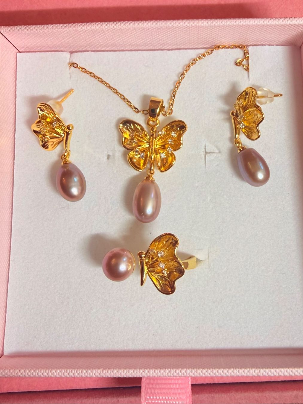 Altri gioielli: Parure Perle Papillon Mauve – Nuovo e nell'imballaggio originale da St-Maurice venduto da Sandrinette123 2