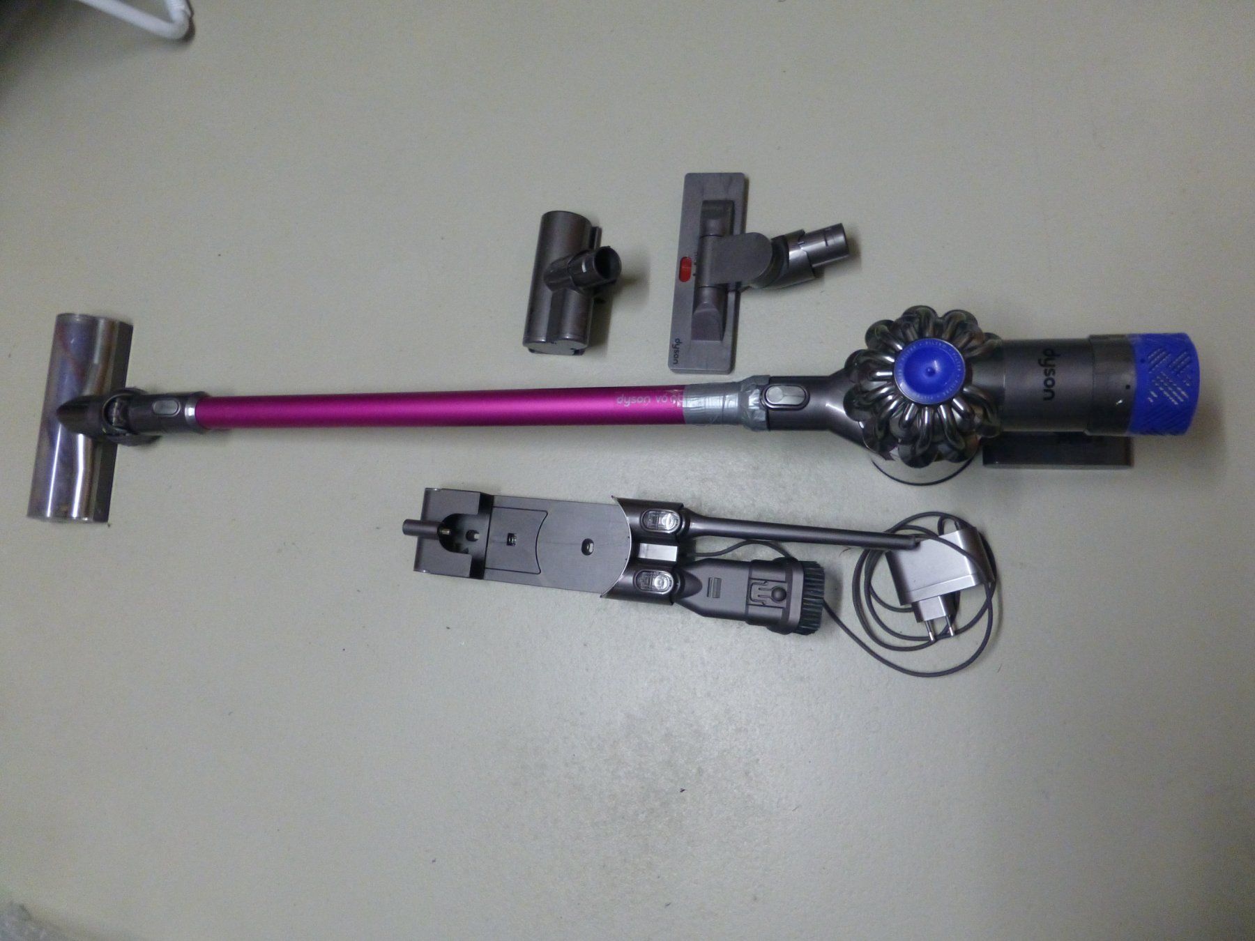 Dyson Aspirateurs & Accessoires: Dyson Besensauger V6 – D'occasion à Deitingen par Hene550