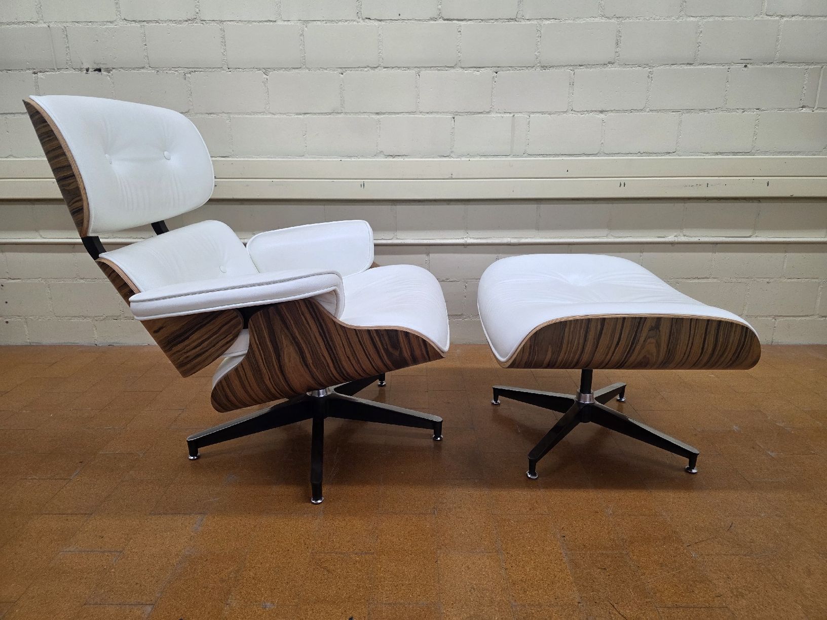Poltrone: Designer Lounge Chair mit Ottoman Eames Leder weiss – Usato da Lichtensteig venduto da Usedinstorecom