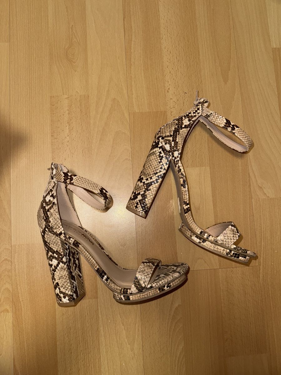Scarpe da donna: Sandaletten Heels Gr.38 – Nuovo (secondo la descrizione) da Dübendorf venduto da RPU97