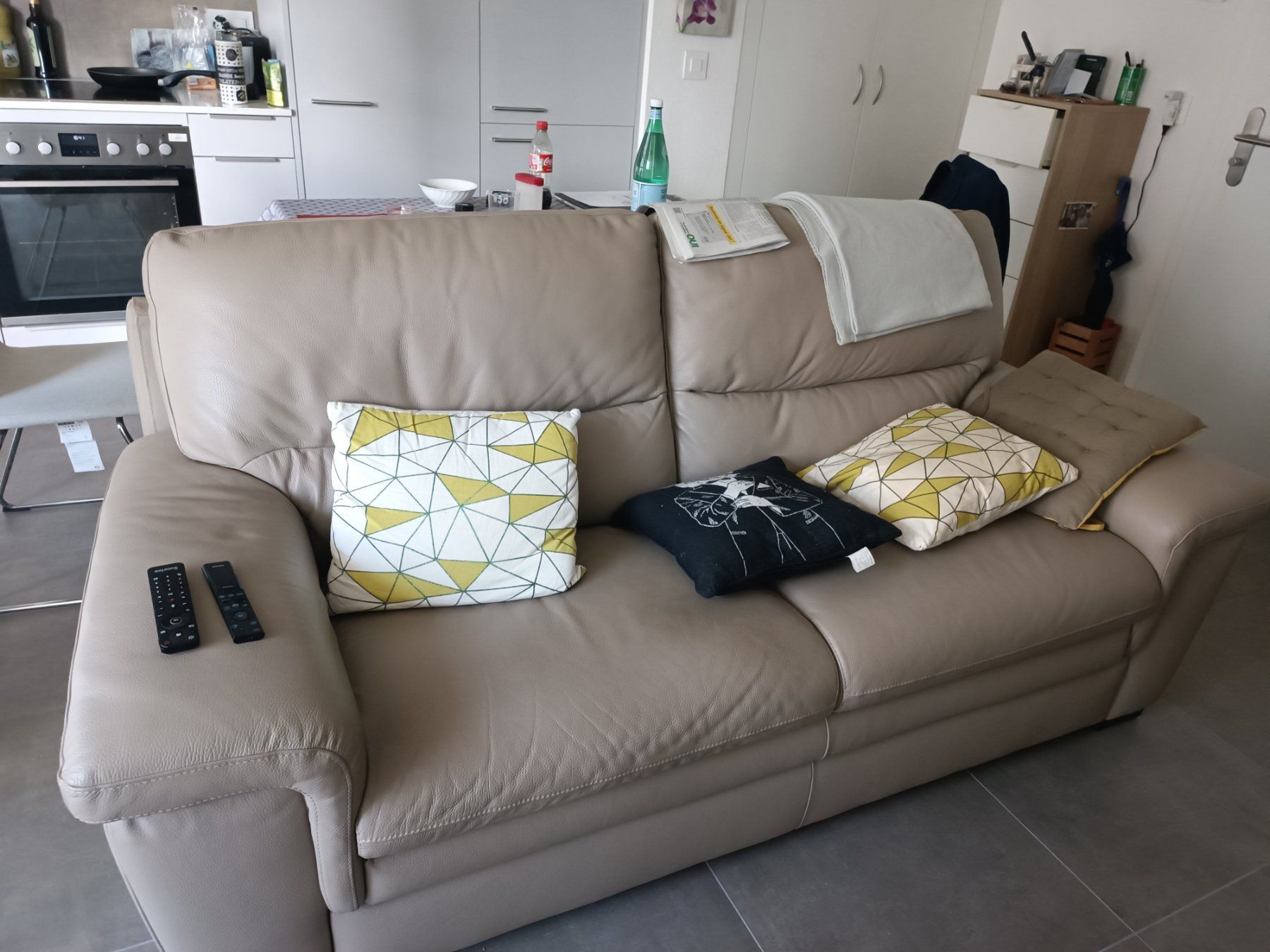 Sofas: Canapé cuir brunc – Gebraucht aus Cheseaux-Lausanne von ou6_s2yv 1