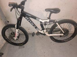 Vélo DH Kona Stinky 2008