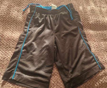 Coole, graue Sportshorts, Gr. 152 - Ideal für den Sommer!