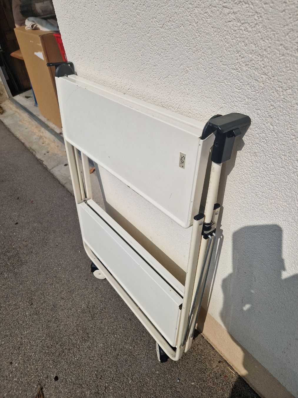 Dessertes: Servierwagen weiss klappbar 70cm hoch 60cm breit  – D'occasion à Mörigen par Clio111 1