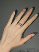 2x Schicke Damen Ringe, schwarzen und weissen Steine