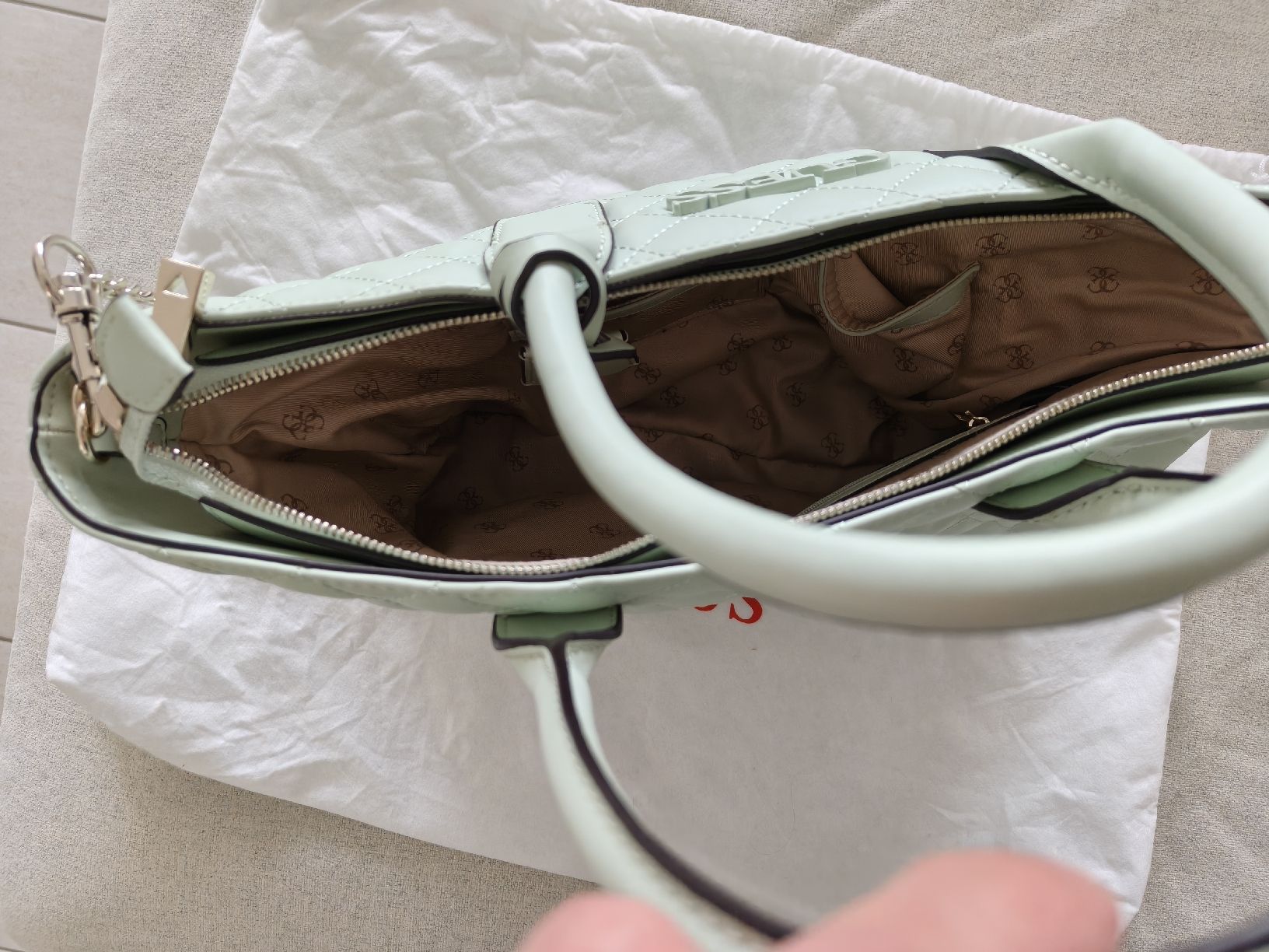 Guess Borse da donna: GUESS Handtasche hellgrün gesteppt mit Staubbeutel – Usato da Erlinsbach venduto da Chnuschti1 2