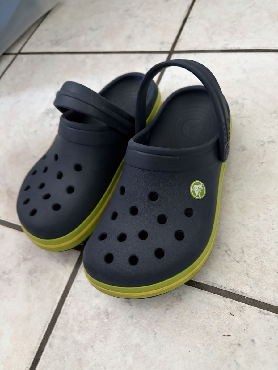 Crocs Schuhe für Jungen: Crocs Clogs Kinder Gr. 34 / 35 Marine – Gebraucht aus Sevelen von gsandax