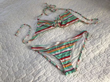 Bikini mit bunten Streifen
