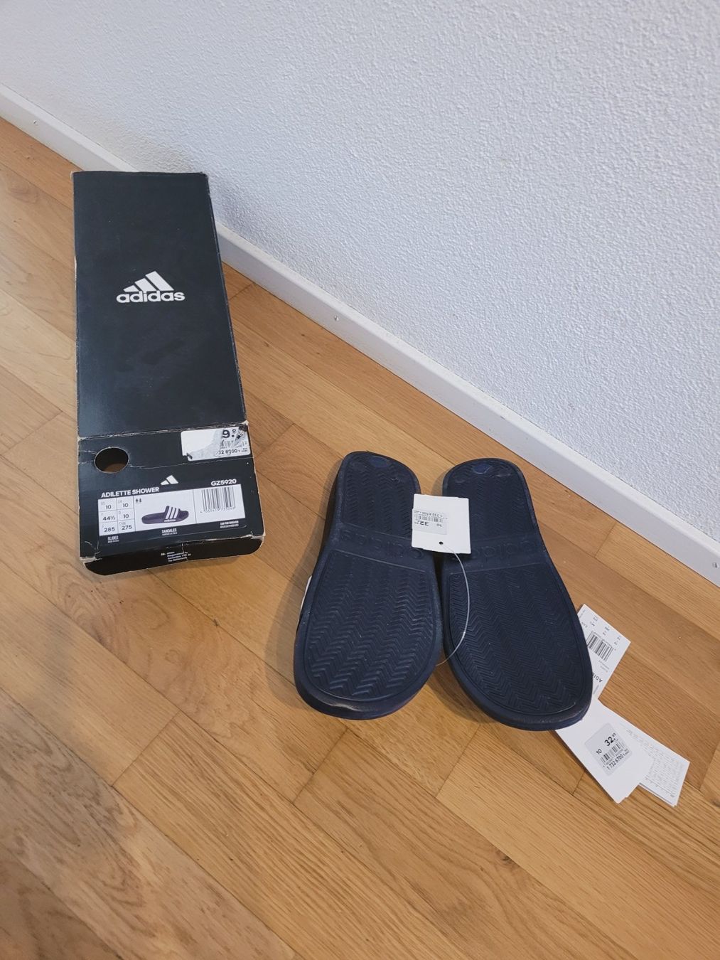 Adidas Herrenschuhe: Adidas Adiletten NEU 44.5 – Neu und originalverpackt aus Brunnen von  3