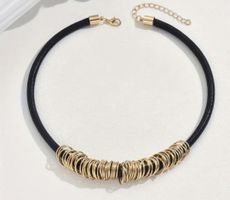 Collana girocollo con cordino nero e anelli dorati, nuova