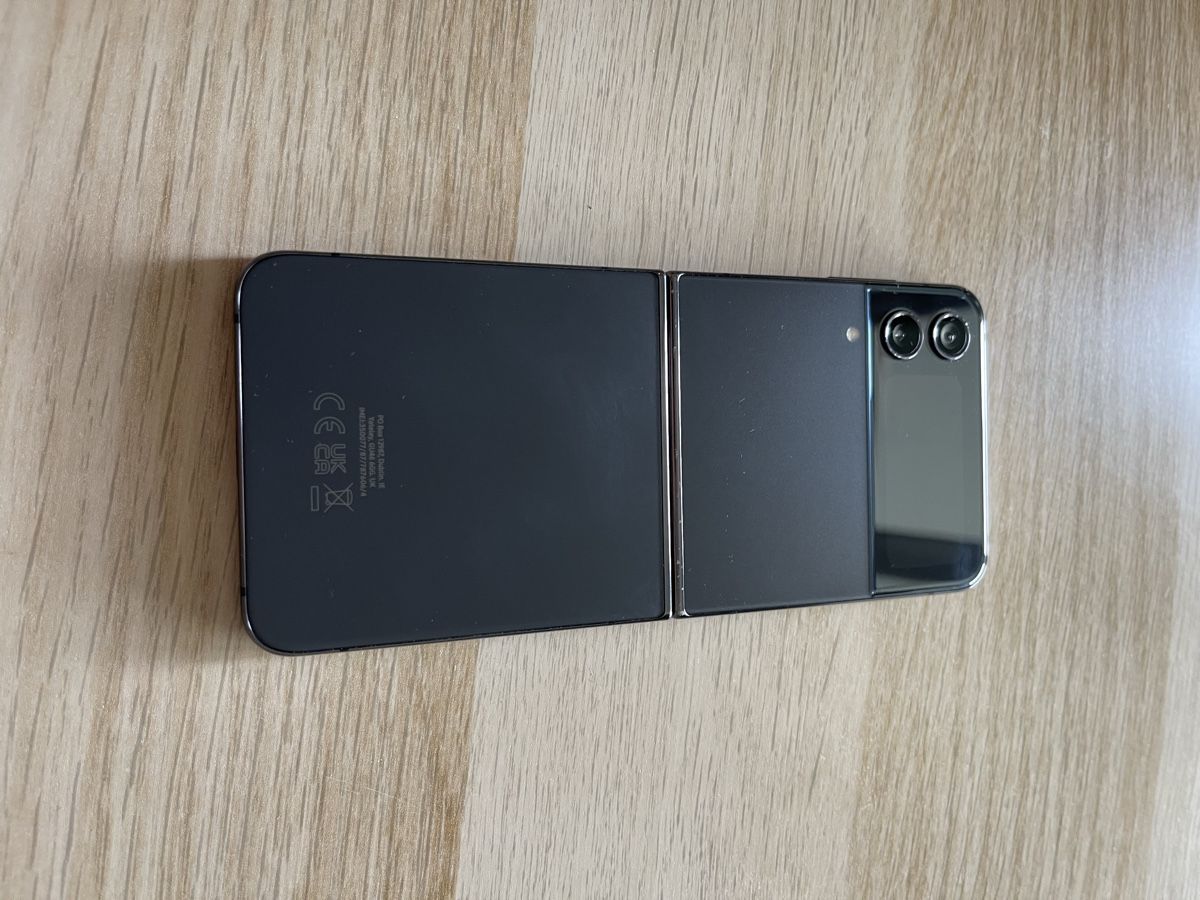 Samsung Handys / Smartphones: Samsung Zflip 4 – Gebraucht aus Biel/Bienne von ham_wf9n 3