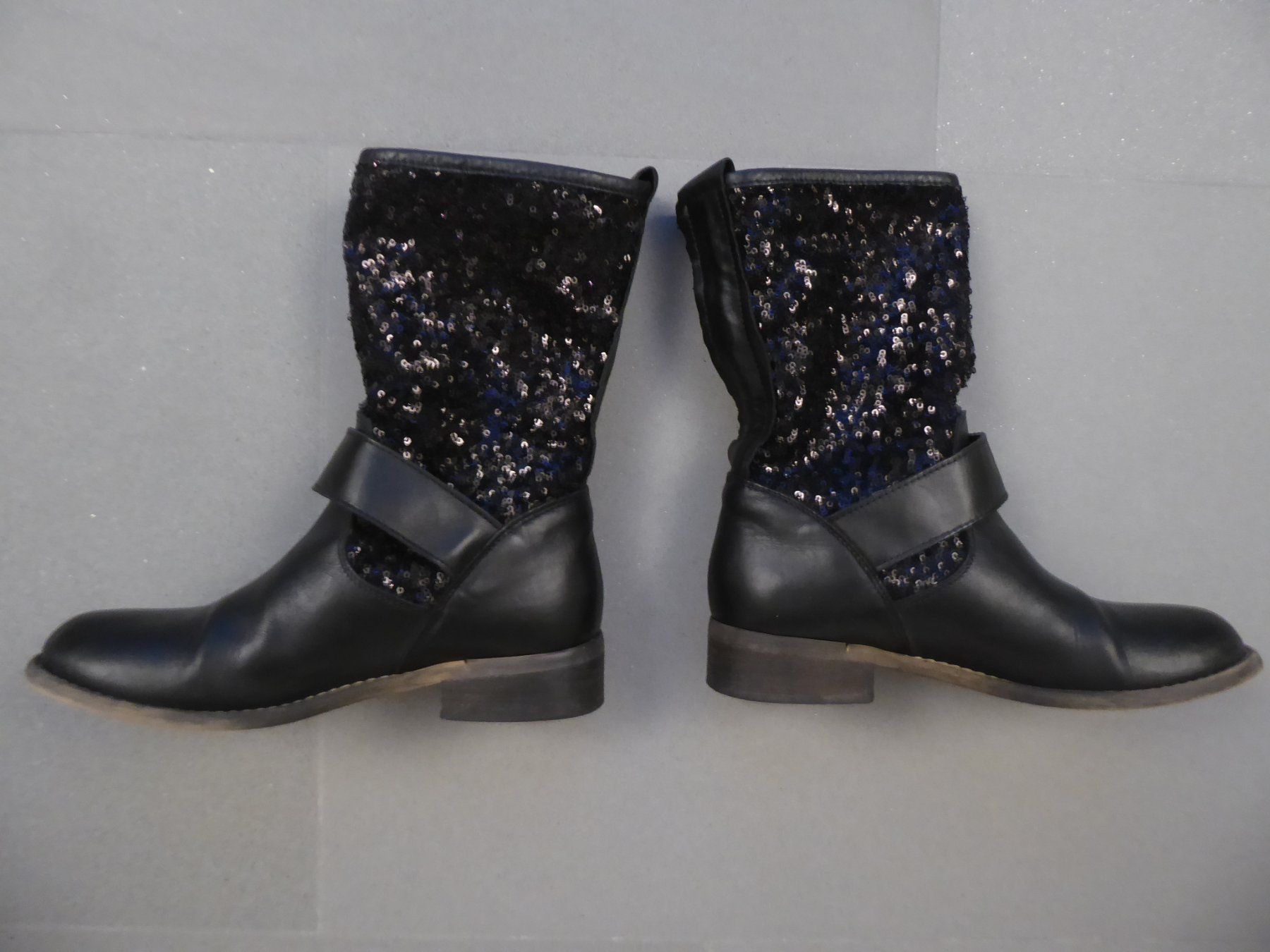 Scarpe da donna: Schwarze Boots mit Pailletten, Grösse 36 – Usato da Triesen venduto da Deal1966 1