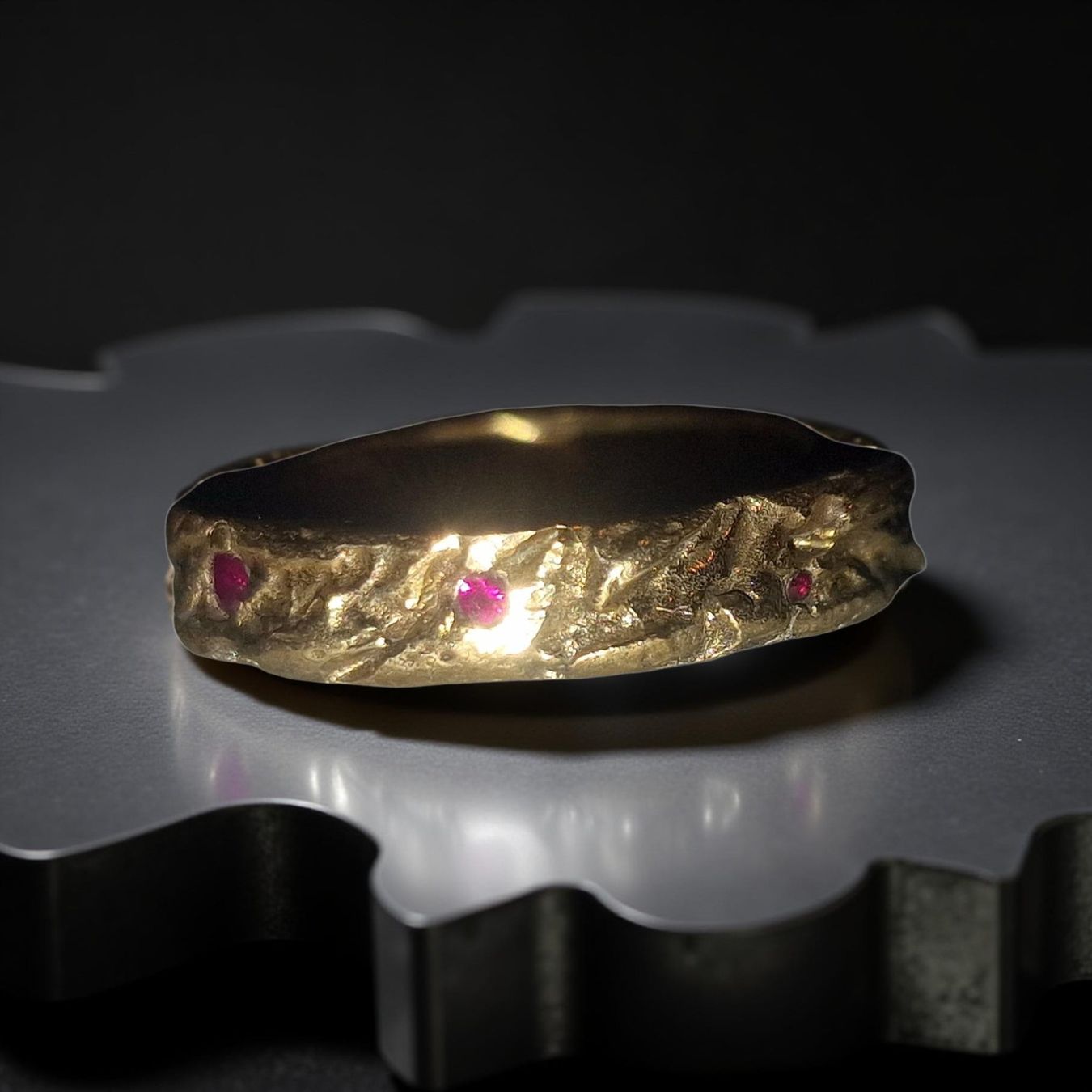 Anelli: Wilder Bronze-Ring, mit sechs Rubinen, Ringgrösse 55 – Nuovo e nell'imballaggio originale da Aarau venduto da Schmuckhoehle_MD 6