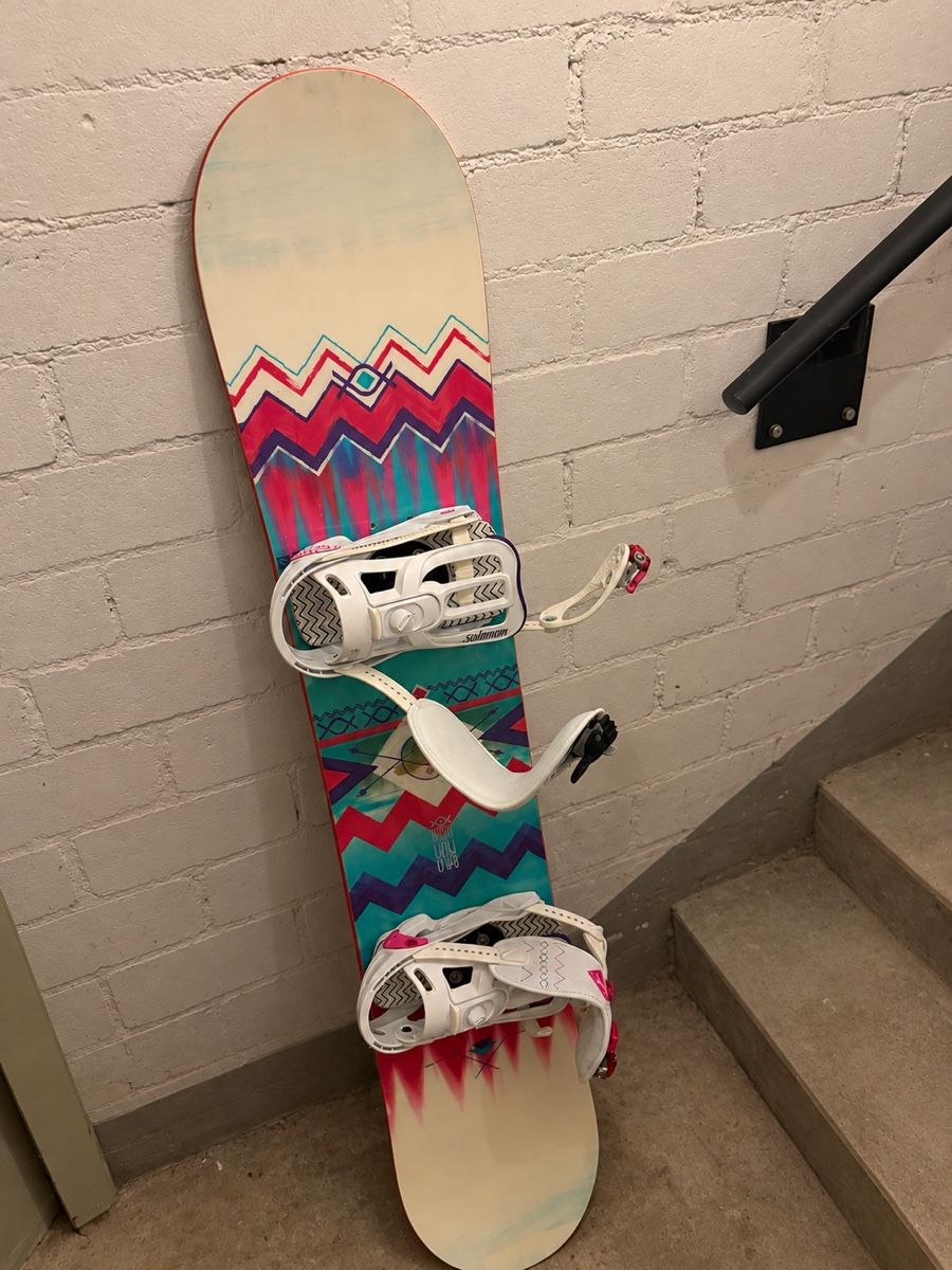 Salomon Boards: Snowboard Salomon mit Bindung 140cm – D'occasion à Kirchberg BE par lea_kb6y