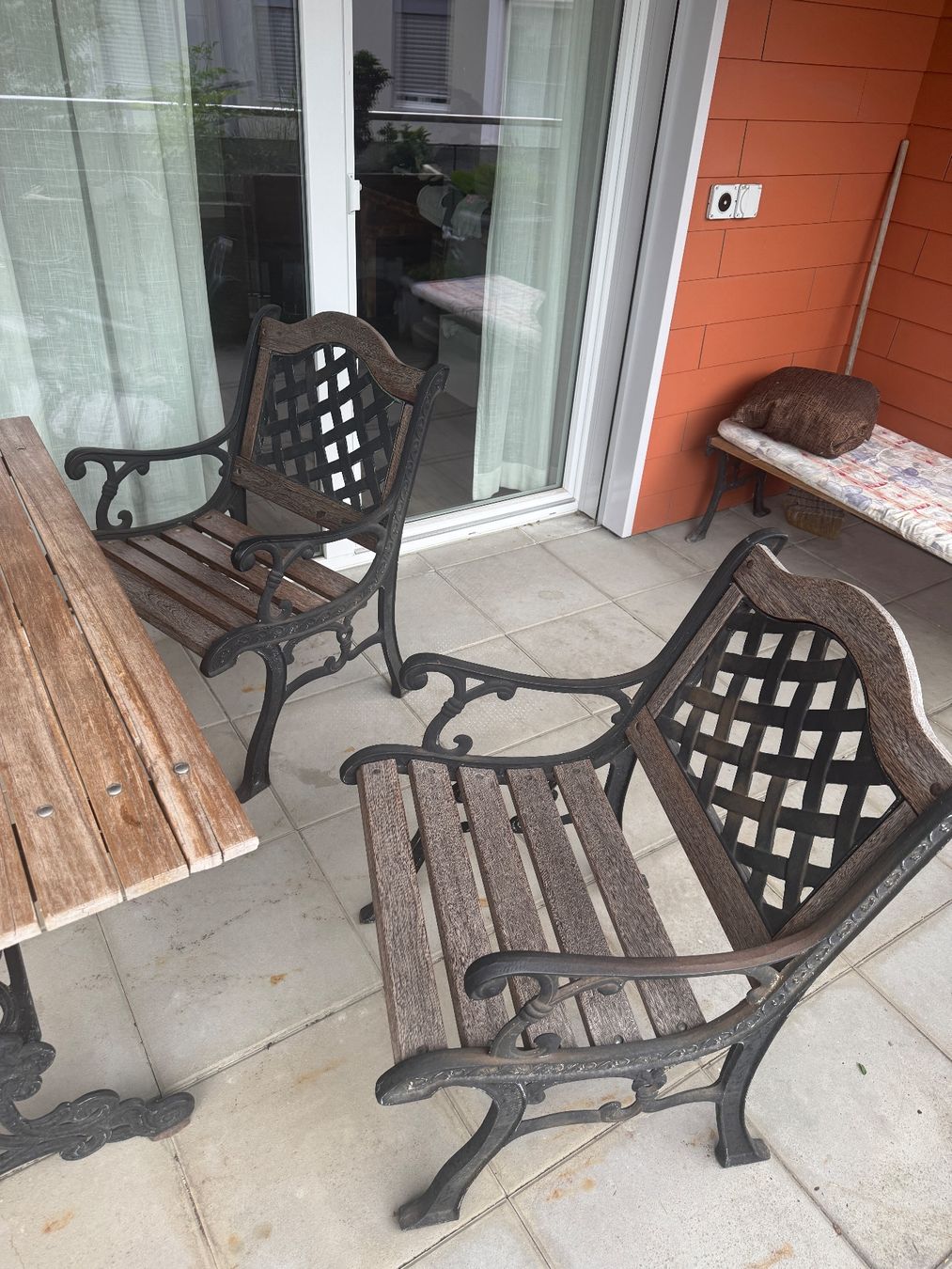 Set di tavolo e panche: Altes Gusseisen Terrassenmöbelset – Usato da Oberriet SG venduto da valentinmattle 1
