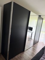 Schwarzer Schwebetürenschrank Kleiderschrank